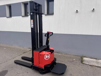 Vysokozdvižný vozík ručně vedený s plošinkou 1,2t - 2