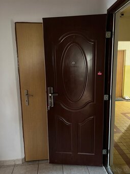 • Bezpečnostné vchodové dvere - 2