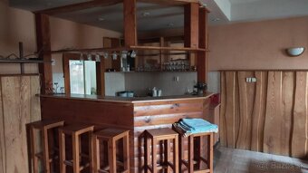 Predám barovy pult z masivu - 2