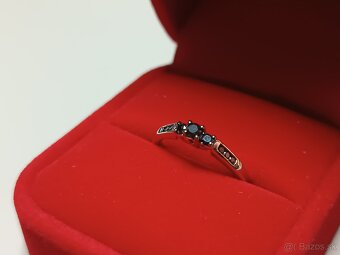 Prsteň z bieleho zlata s čiernymi diamantmi. - 2