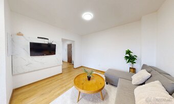 Moderný komplet zrekonštruovaný 3 izbový byt s balkónom - 2