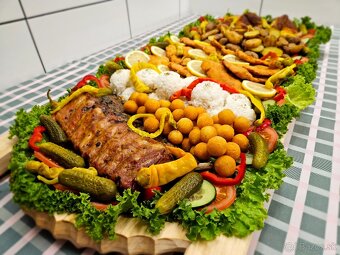 Pláto s rôznymi dobrotami a pečené prasiatko - 2