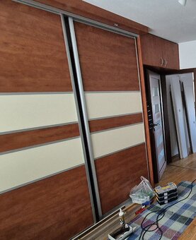 Vstavaná šatníková skriňa - rolldor - 2