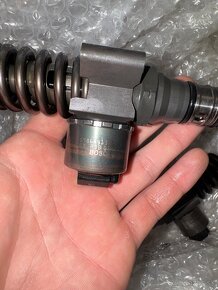 Audi a4 b7 2.0 Disel Vstreky Injektory BOSCH 8414720404 - 2