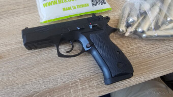 Airsoft pištoľ CZ 75D compact - aj s brokmi a plynom - 2