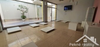 Prenájom priestoru s výkladom - námestie SNP, Zvolen - 2