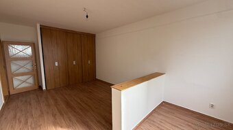 Ponúkam Vám na predaj 2 izbový veľkometrážny byt v Leviciach - 2