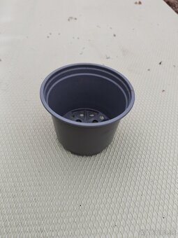 Ponúkam 10.5 kvetináče plastove - 2