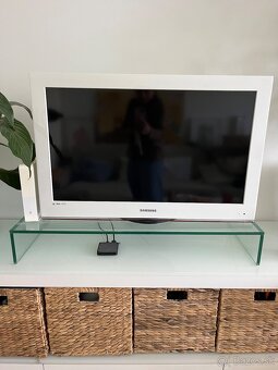 Skleneny stojan / podstavec na TV - 2