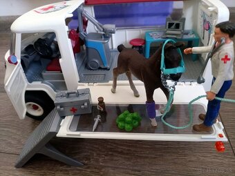 Nová SCHLEICH 42370 veterinárna klinika so žriebäťom - 2