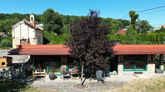 Veľký stavebný pozemok s domom, záhradným domom a kaplnkou - 2