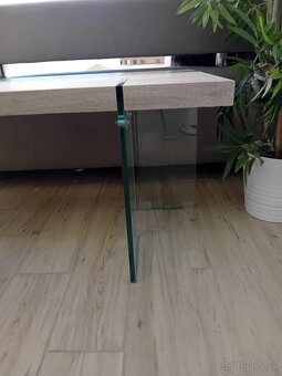 Predám moderný konferenčný stolík – sklo + drevo (60 €) - 2