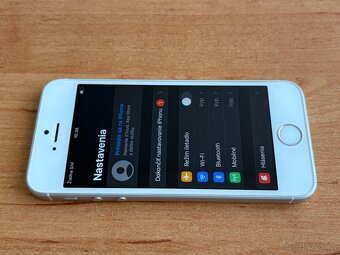 Apple iPhone SE 64GB - 2