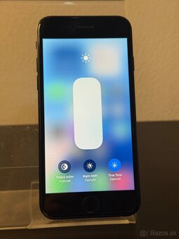 Predám Apple iPhone SE 2020 64GB Black Minimálne známky - 2