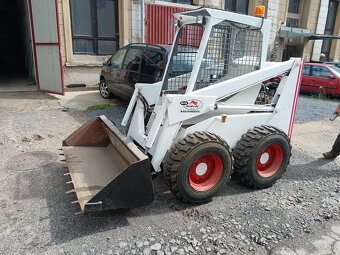 BOBCAT 825 smykový nakladač - 2