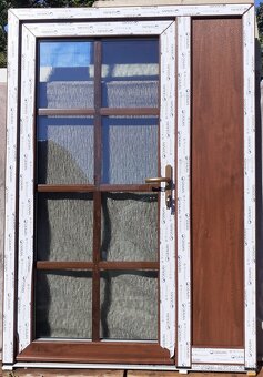 Predám dvojdielne vchodové plastové dvere 146x210 orech 3skl - 2