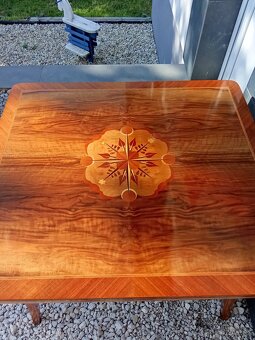 Jedálenský stôl. - 2