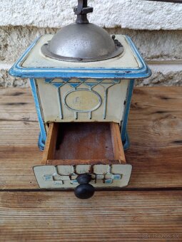 starožitný plechový mlynček - 2