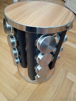 Stojan otočný na koreničky - 2