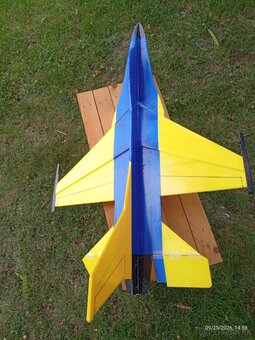 Predám model F-16 + príslušenstvo - 2