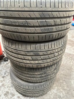 245/40 R19 - 2