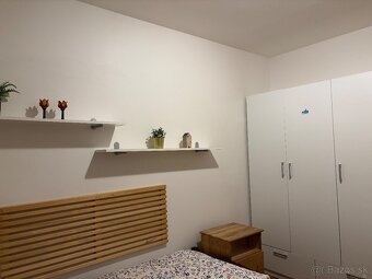 Prenajmem peknu izbu vo veľkom byte s terasou - 2