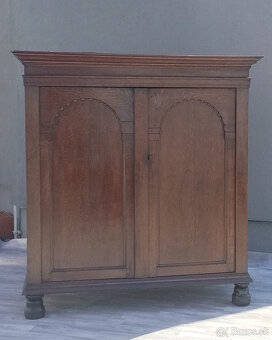 Skriňa starožitná dubová. - 2