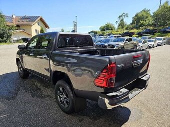 Toyota hilux 2.4 diesel rok 2023 zelená tmavá metalíza - 2