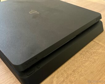 Predám PlayStation 4 Slim 500GB – málo používaná - 2