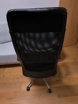 otocna kozena stolicka Ikea Markus - 2