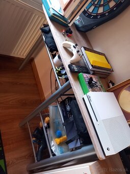 Barový pultik so stoličkami. - 2