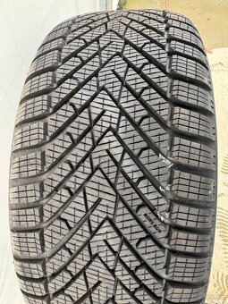 Pirelli Cinturato Winter 215/40 r18 - 2