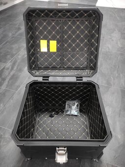 Univerzálny hliníkový moto kufor (TopCase) 55L, 65L - 2