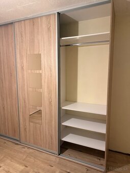 Predám vstavanú skriňu s posuvnými dverami – 285 × 62 × 260 - 2