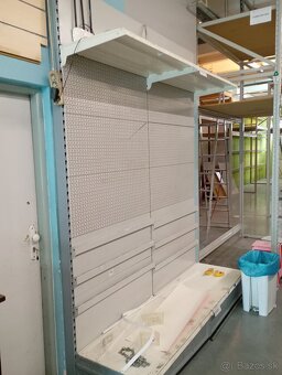 Regál kotvený do steny - 2