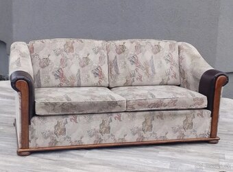 Dvojsedačka s dreveným rámom . - 2