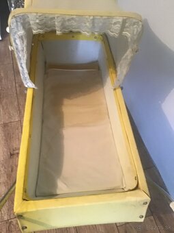 STARý žLTý KOčíK PRE BáBIKY - 2