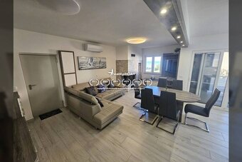 PRIVLAKA - trojizbový apartmán 20 m od mora - 2