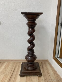 Drevený vyrezávaný stĺp - 2