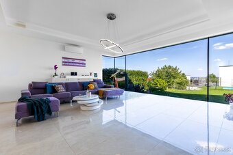 Luxusná 6-izb. vila s bazénom pri lese - 2