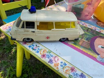 KDN sanitka model autíčka - 2