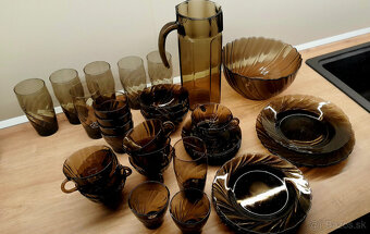 Sada tanierov a pohárov - 2