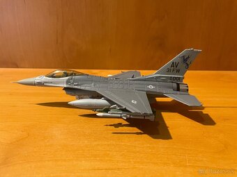 F-16 Fighting Falcon - model letadla 1:72 - 2