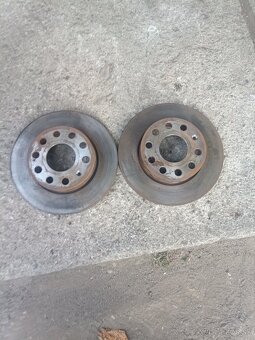 Predám zadné kotúče vw Touran 1T - 2
