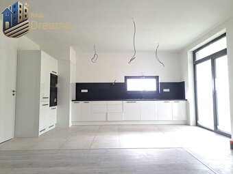 Priestranné novostavby 4-izbových rodinných domov v meste Ša - 2