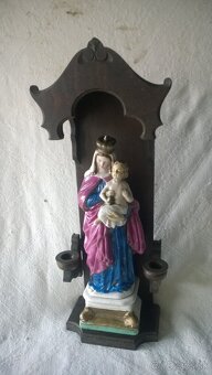 stará madona v drevenom oltáriku - 2