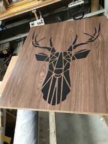 Dreveny obraz jeleňa vylievany v epoxide(živici). - 2