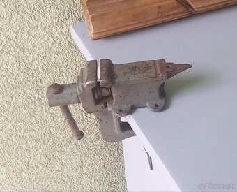 Zverák s kovadlinkou, vŕtačka, svorky, vývrtky - 2