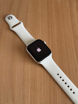 Apple Watch SE 44 mm (2024) + adaptér - 2