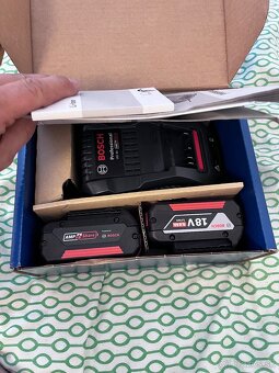 Predám 2x batérie + nabíjačka BOSCH GBA 18V 5.0AH - 2